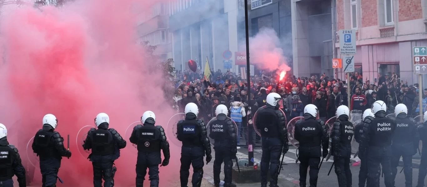 Βρυξέλλες: Σκηνές χάους στην έδρα της ΕΕ από διαδηλωτές κατά των νέων μέτρων COVID – Έσπασαν αυτοκίνητα της Αστυνομίας